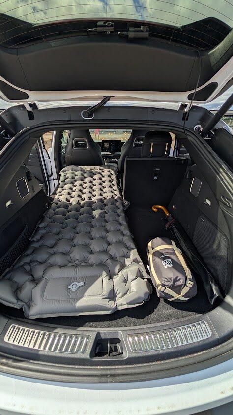 SEALION7の車中泊レイアウト