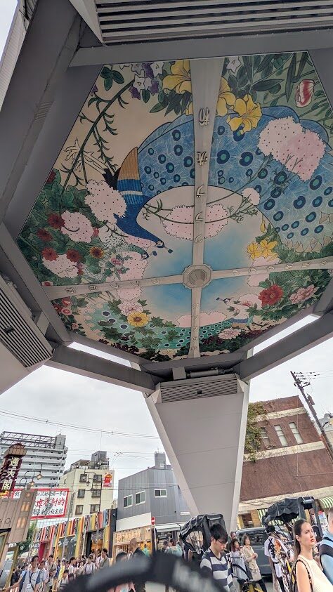 通天閣の下から