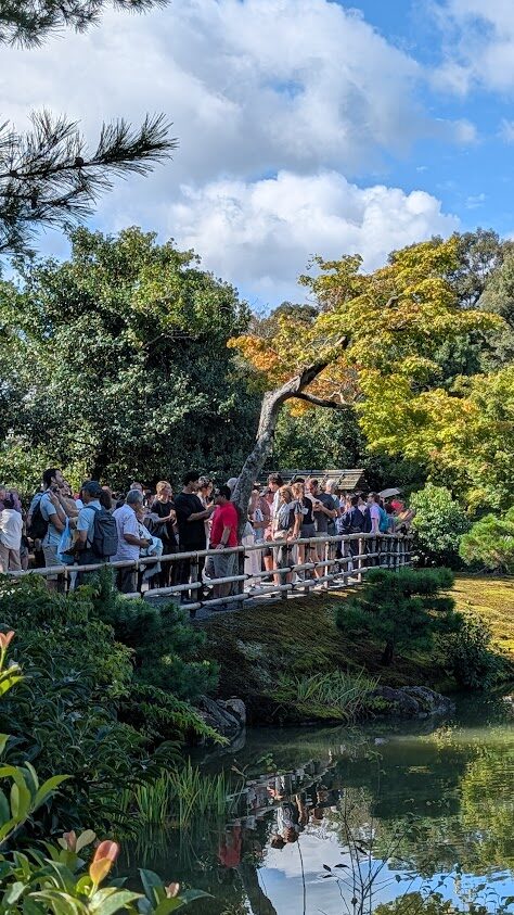 金閣寺を観光している外国人観光客たち