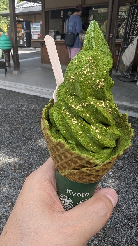 金粉がまぶされた抹茶ソフトクリーム