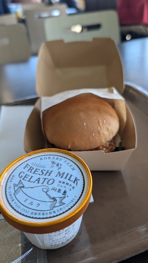 山頂のカフェの美味しいハンバーガーとアイス