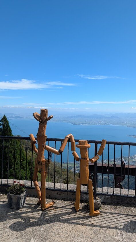 琵琶湖を見下ろす人形