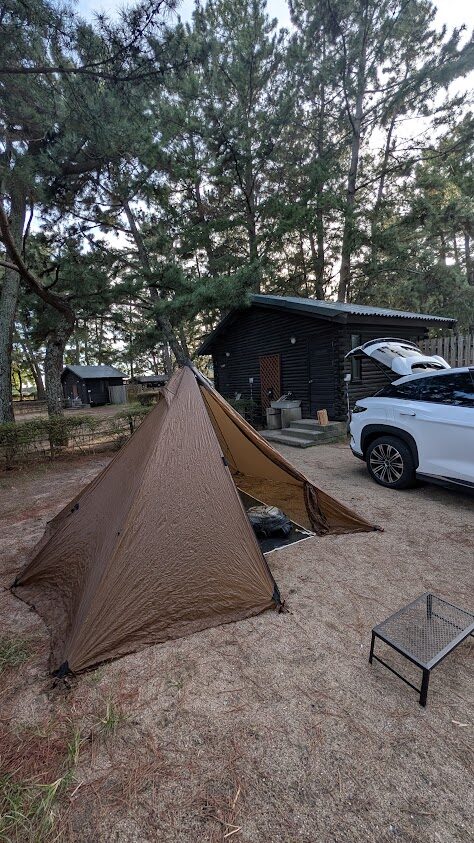 キャンプサイトでテント設営