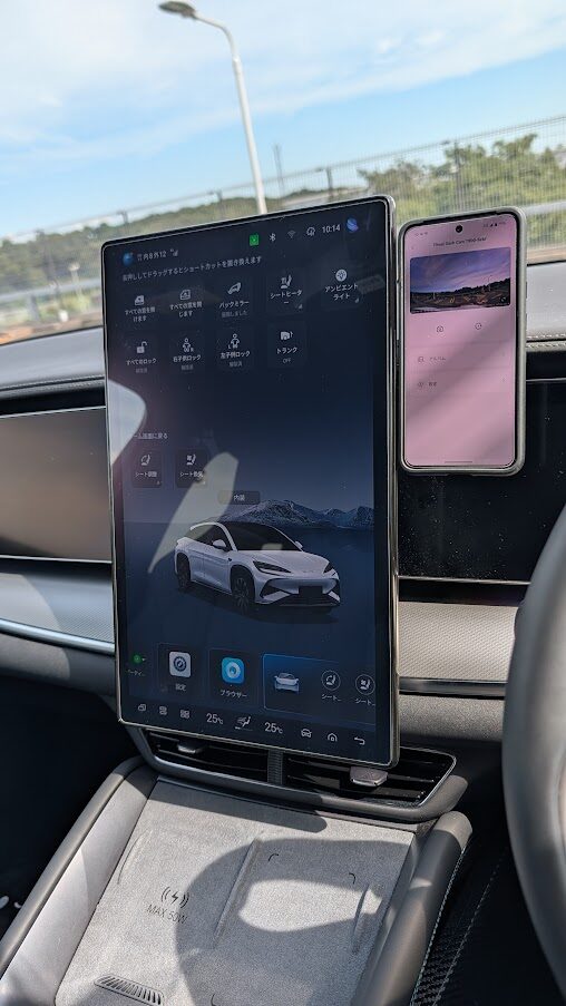 BYDのマルチメディアタッチスクリーンの裏側にスマホホルダーなどを取り付けてみた
