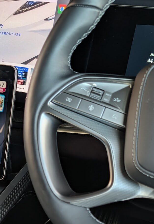 ハンドル左側のAVMボタンですぐに起動