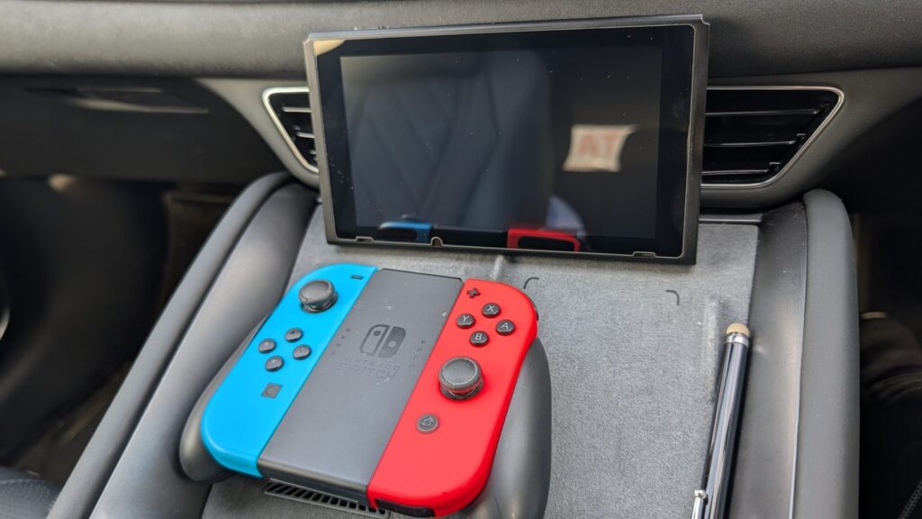 Switch用のコントローラーは本体から外しておきましょう。