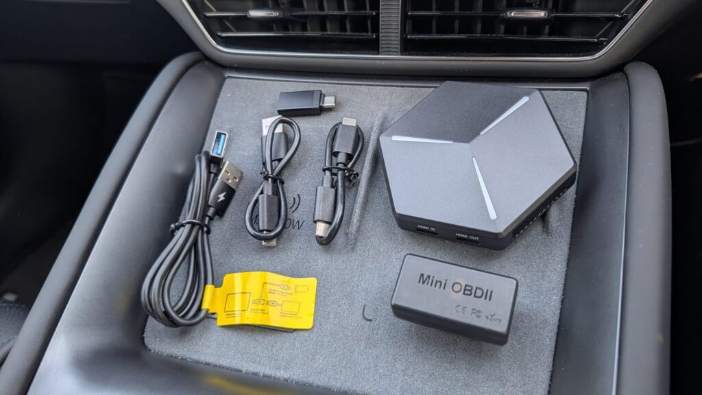 ATOTO CB7 Proの主な付属品は、本体、電源供給用の安定したY字型ケーブル、AC-4450 OBD IIスキャナーおよびDVRカメラ