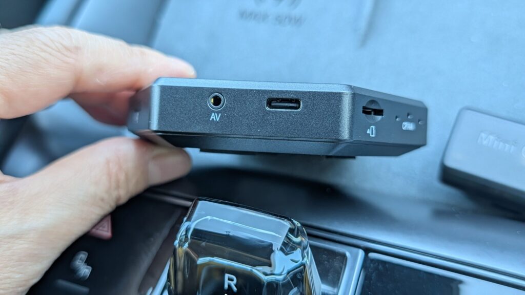 CB7 ProのAV端子を挿入する端子口とUSB タイプC端子口