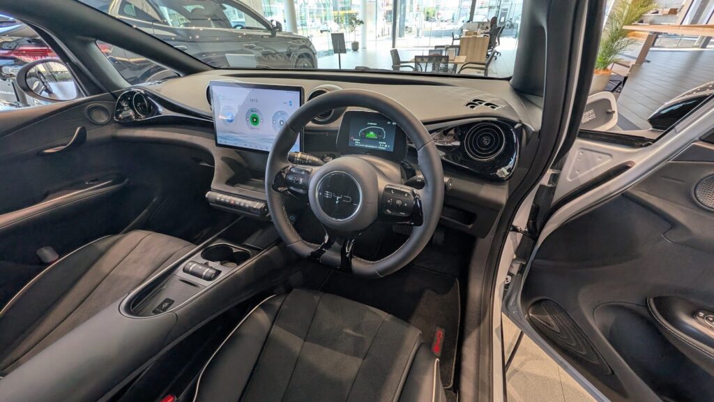 BYD DOLPHIN（ドルフィン）の車内