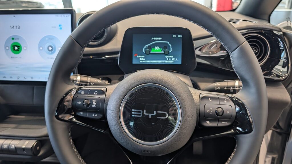 BYD DOLPHIN（ドルフィン）の運転席