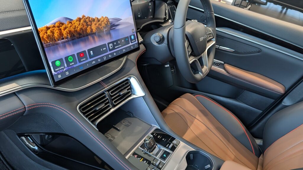 BYD SEALION６の助手席側から