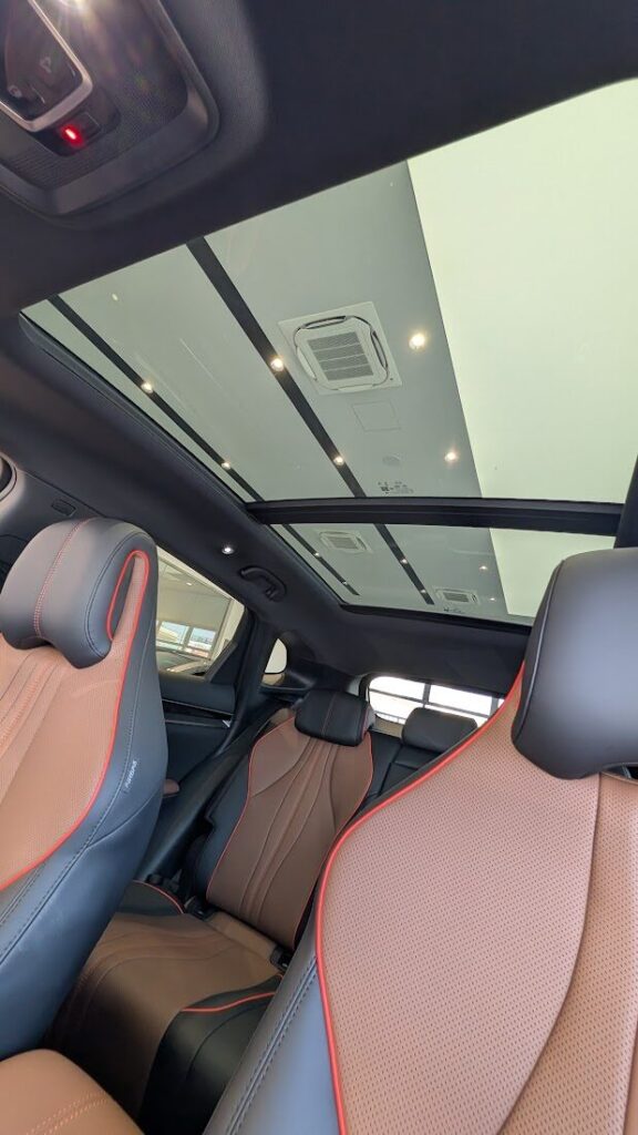 BYD SEALION６のガラスルーフをフルオープン
