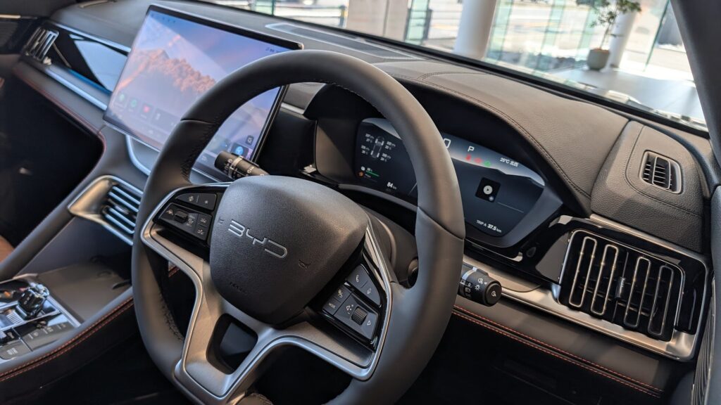 BYD SEALION６の運転席側
