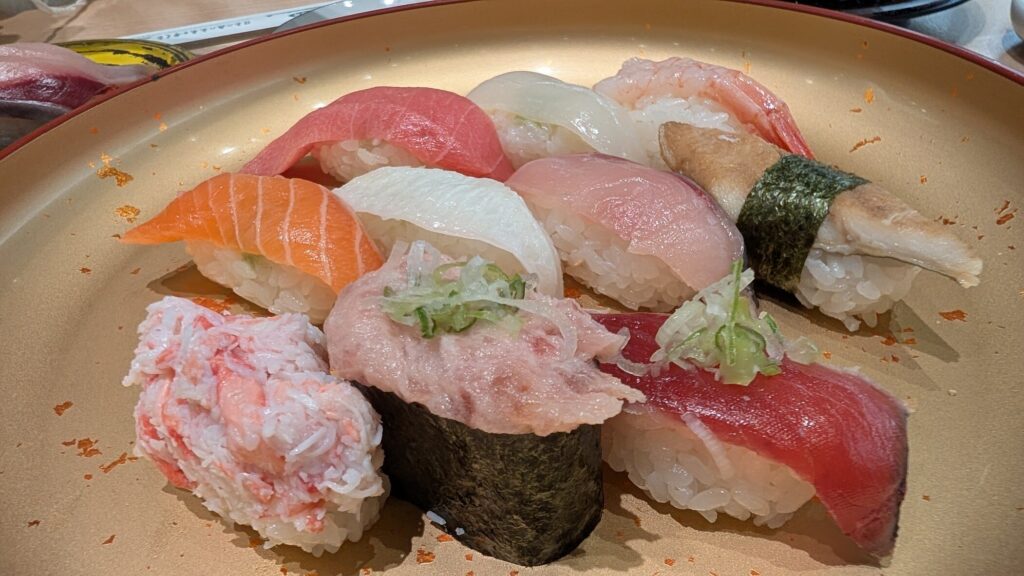 回転寿司店「すし食いねぇ！」
サーモン、マグロ、エビ、アナゴ、カニの身、ネギトロ軍艦など、様々なネタの握り寿司