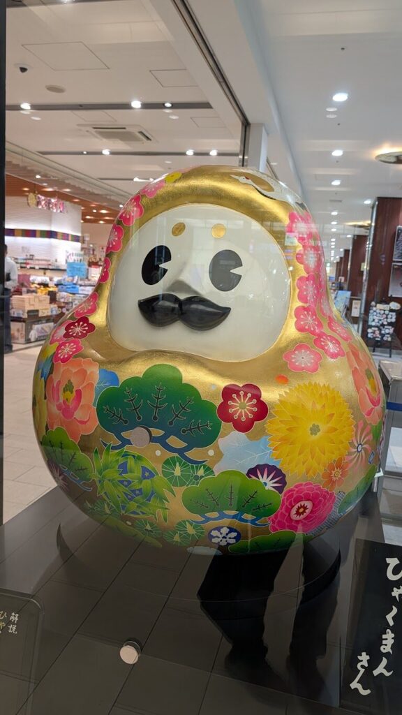 石川県の観光PRマスコットキャラクター「ひゃくまんさん」の巨大なだるま像