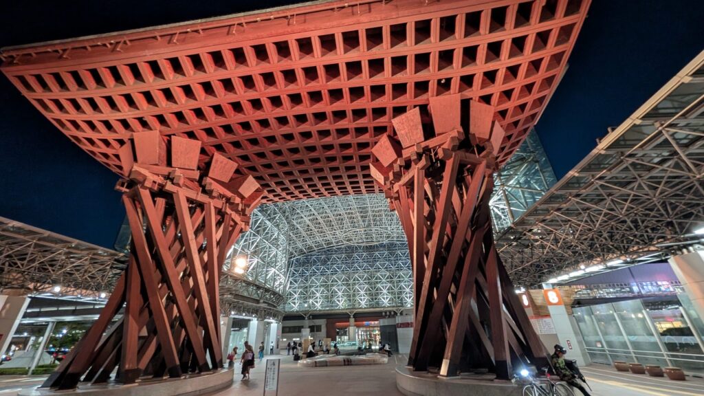 石川県金沢市にある金沢駅の鼓門（つづみもん）