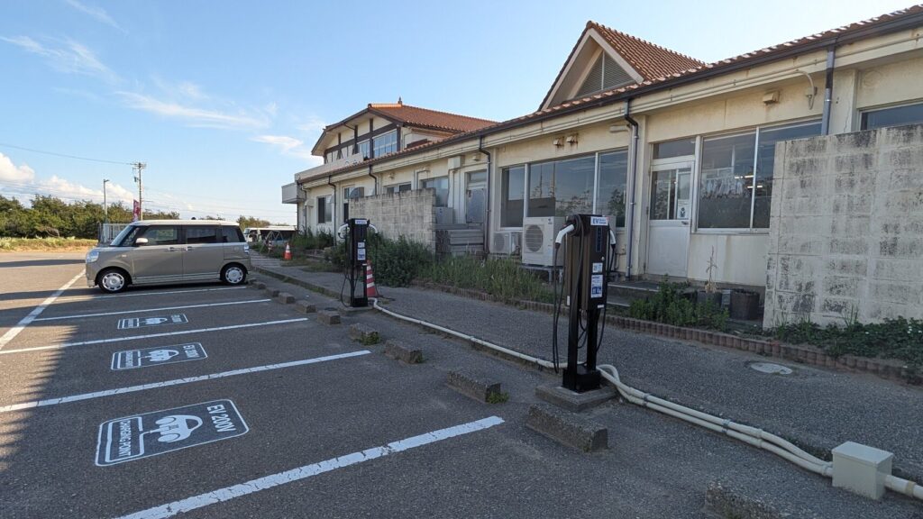 千里浜なぎさドライブウェイの能登千里浜レストハウスにあるEV充電スタンド Terra Charge