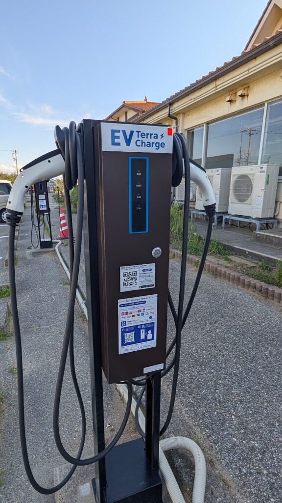 千里浜なぎさドライブウェイの能登千里浜レストハウスにあるEV充電スタンド のテラチャージ