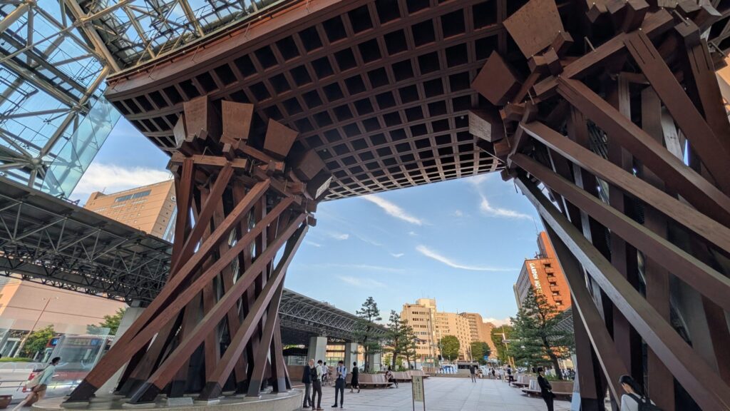 石川県金沢市のJR金沢駅兼六園口（東口）にある「鼓門（つづみもん）」