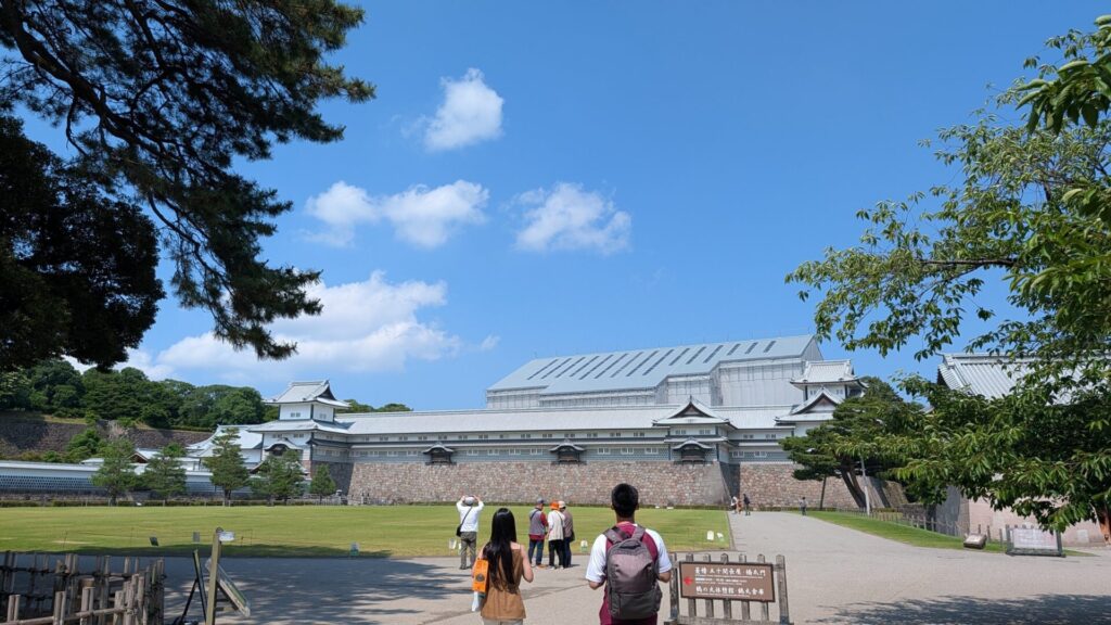 石川県金沢市にある金沢城公園。加賀百万石前田家の居城であり、国の史跡に指定。復元された菱櫓（ひしやぐら）などを含む金沢城の構造物