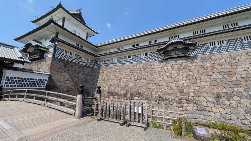 2001年に復元された菱櫓（ひしやぐら）と五十間長屋、橋爪門続櫓。石垣の上に見える白い壁は「海鼠壁（なまこかべ）」