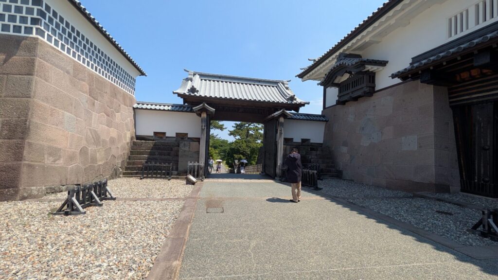 金沢城の「河北門（かわきたもん）」の「一の門（高麗門）」