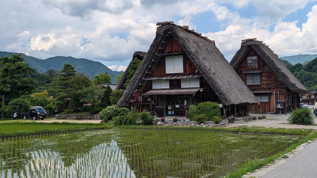 岐阜県にある世界遺産、白川郷の合掌造り集落といえば、ここの場所から有名な撮影スポット。
