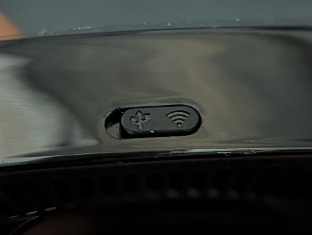 Linkifunの「GT8D」の5G版限定で、ワイヤレスと有線をワンタッチで切り替える物理ボタンが本体に付いています