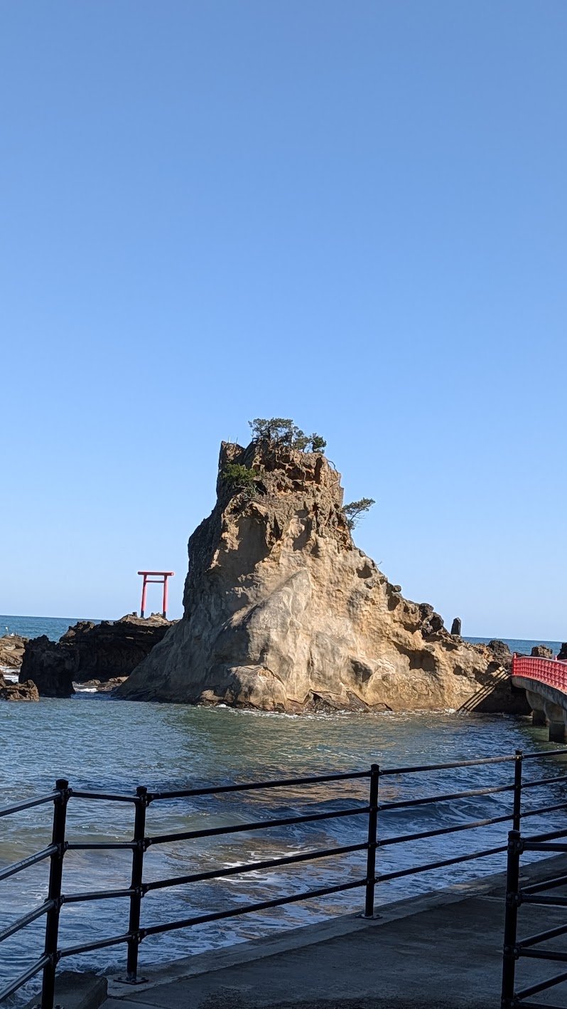 波立海岸の弁天島と赤い鳥居