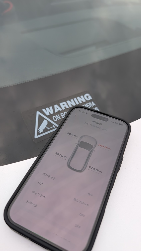 タイヤの空気圧を調整しながら、スマホのBYDアプリで空気圧の数値を確認しているところ