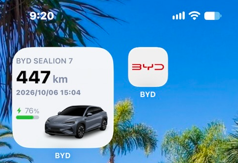 iPhoneのホーム画面に置いたBYDアプリのウィジェット。走行可能距離447kmと充電残量76%が表示されている
