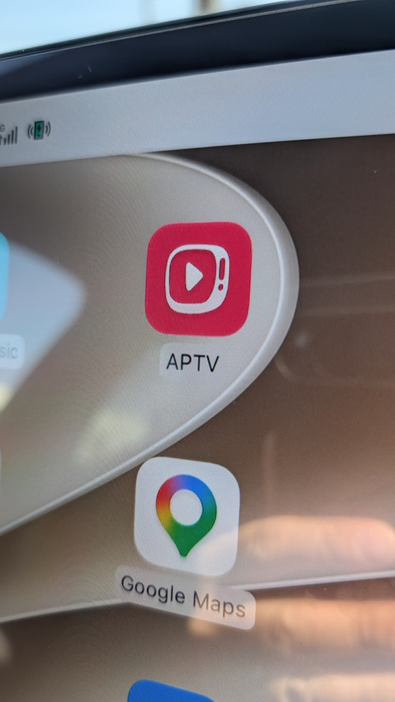車のCarPlayホーム画面に表示されたAPTVアプリのアイコン