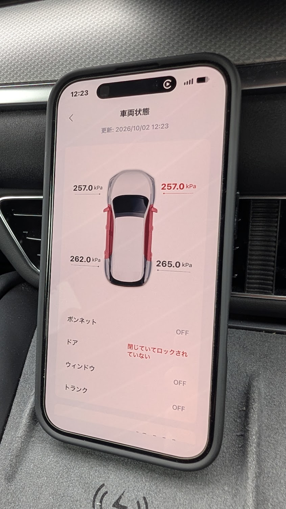 BYDアプリの車両状態画面。4輪のタイヤ空気圧とボンネット・ドア・ウィンドウ・トランクの開閉状況が表示されている